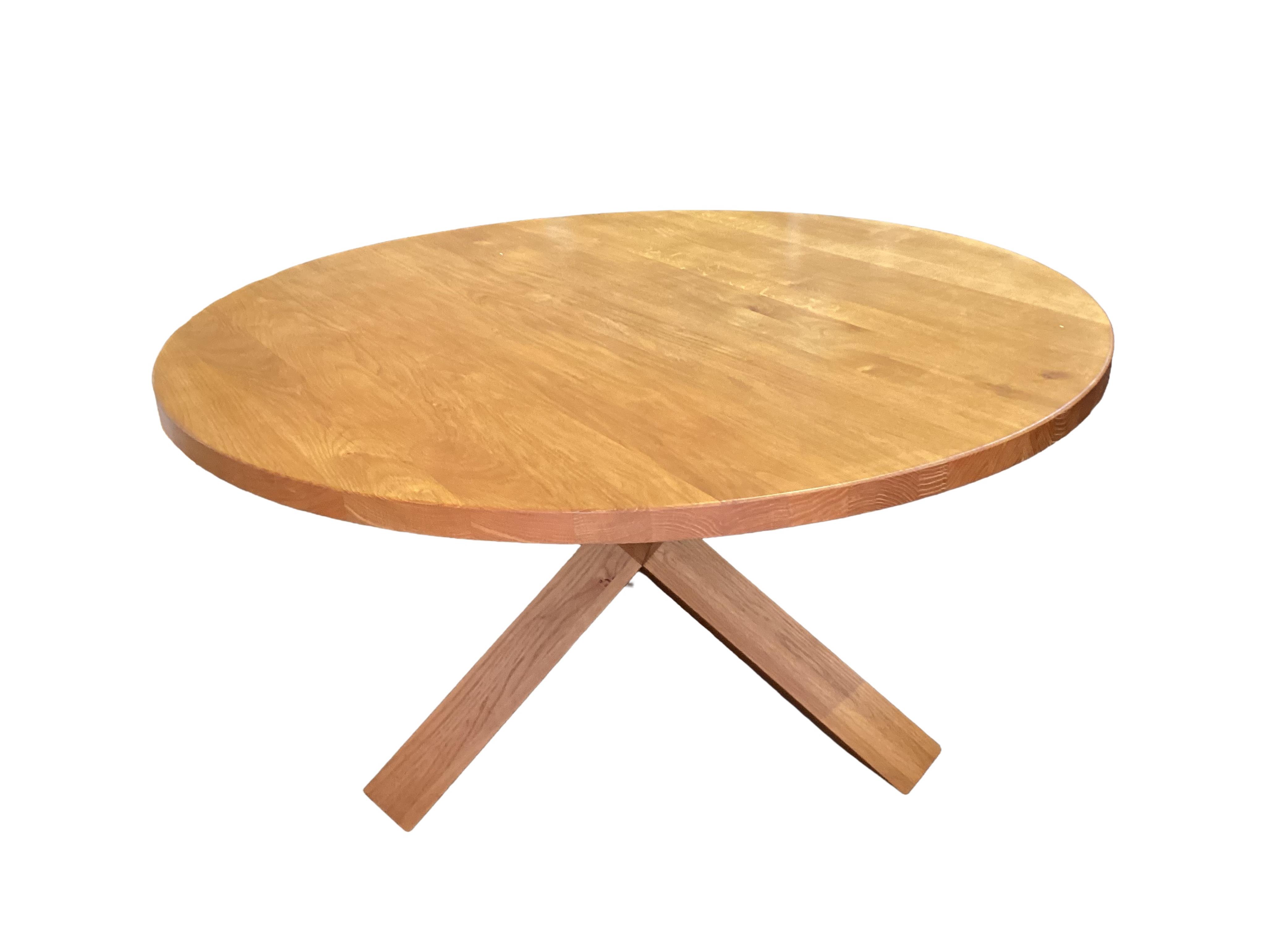 A Contemporary circular oak breakfast table, diameter 140cm, height 74cm